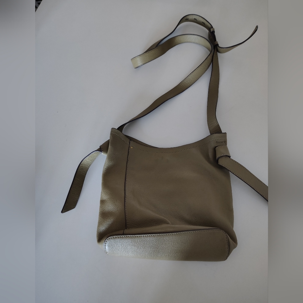 Elegant Tan Leather Shoulder Bag